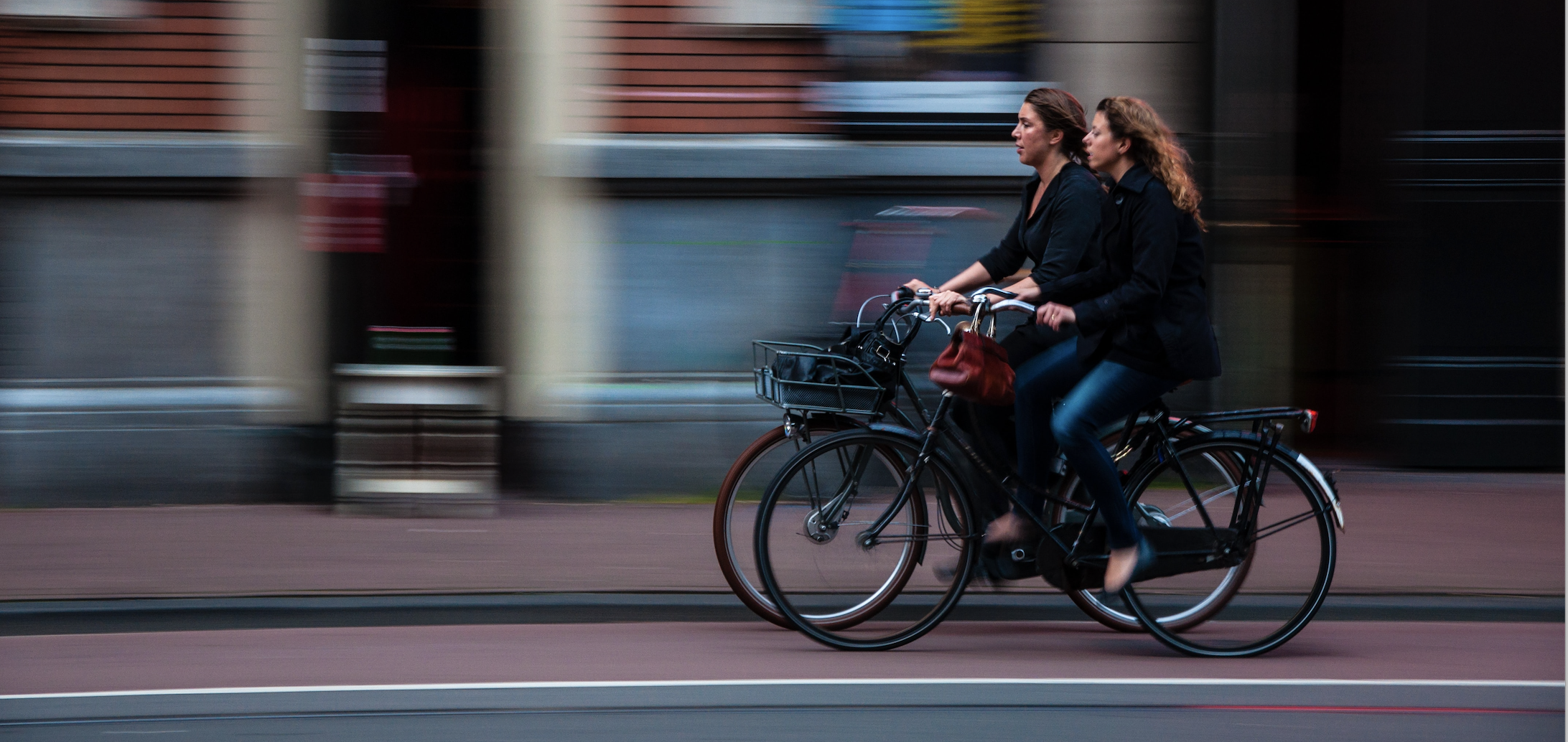 Twee fietsende vrouwen door de stad