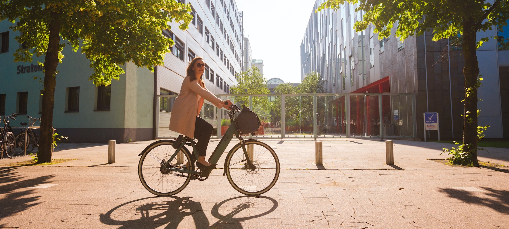 Vrouw op e-bike op weg naar werk