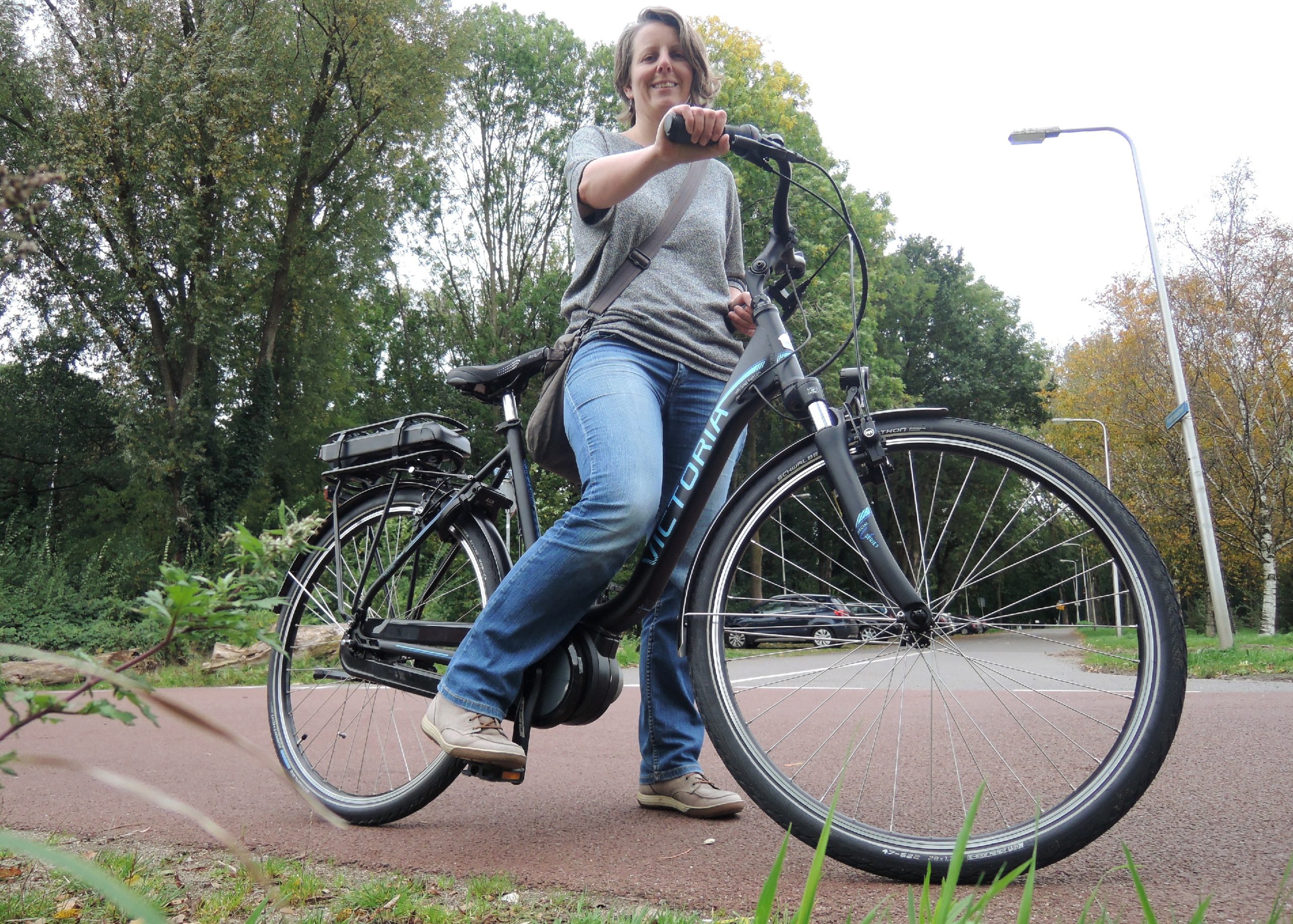 Vrouw met e-bike aan de hand