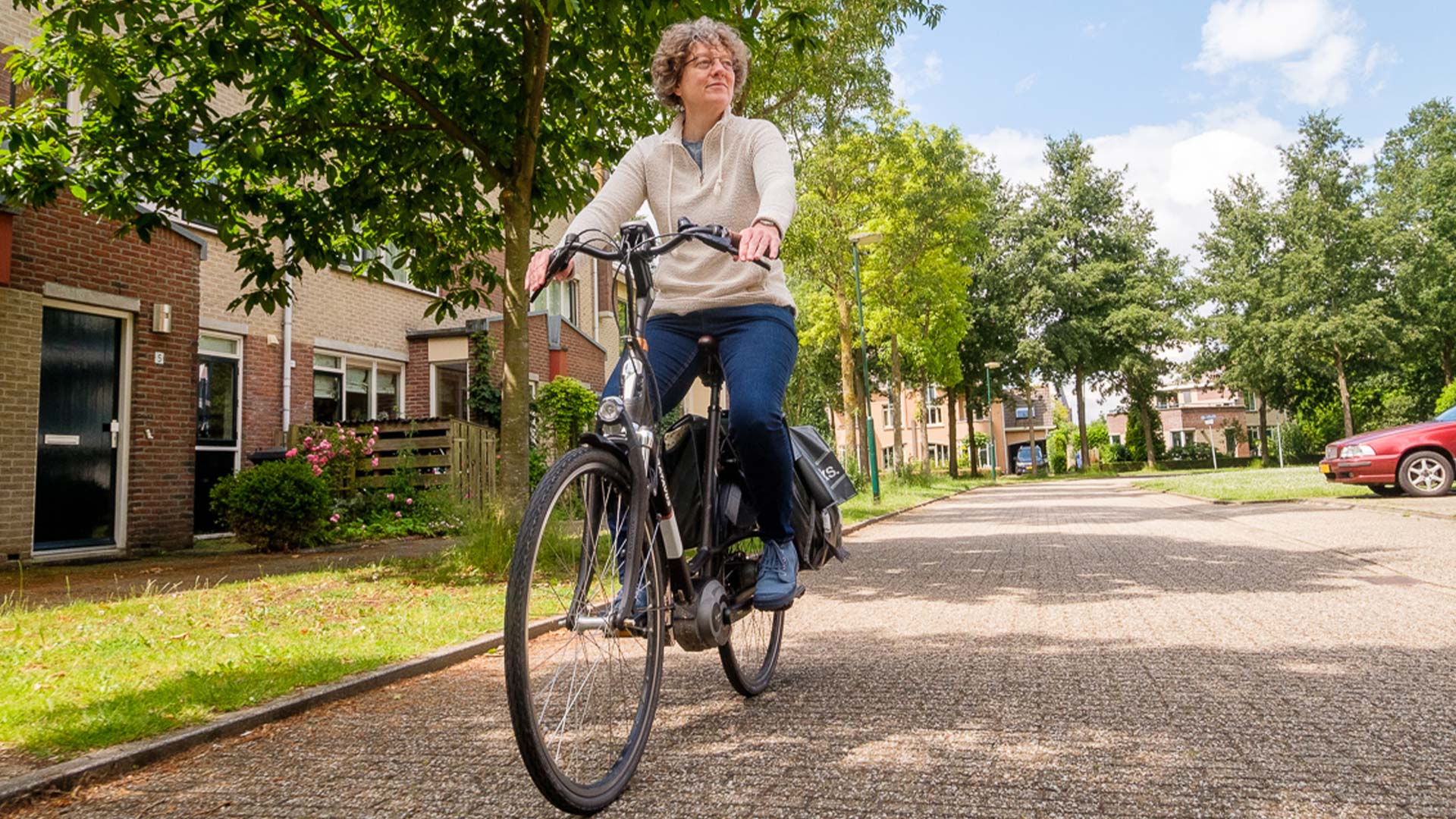 Vrouw op e-bike in woonwijk